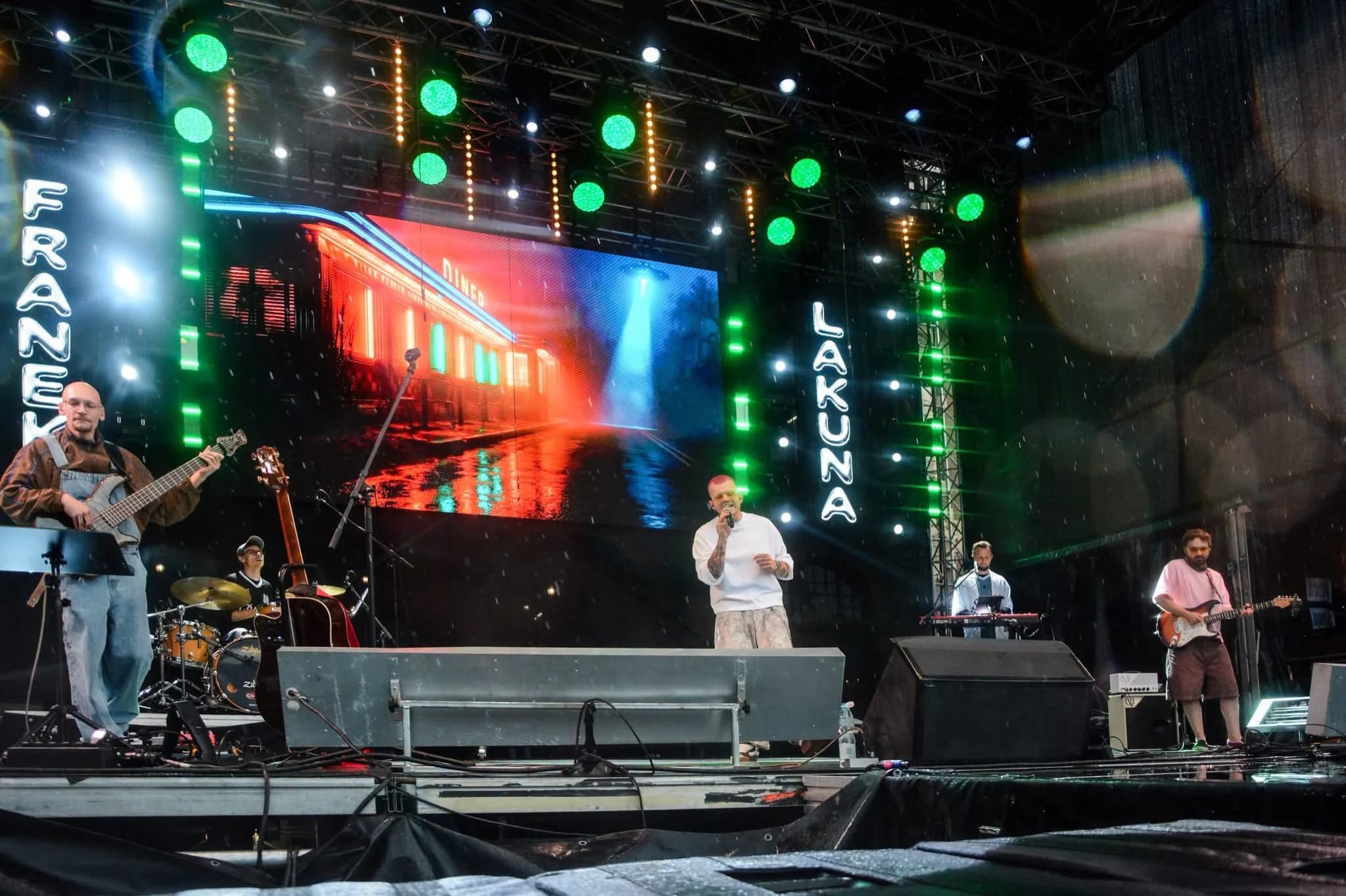 Franek Lakuna z pełnym zespołem na scenie podczas Gwarków 2026